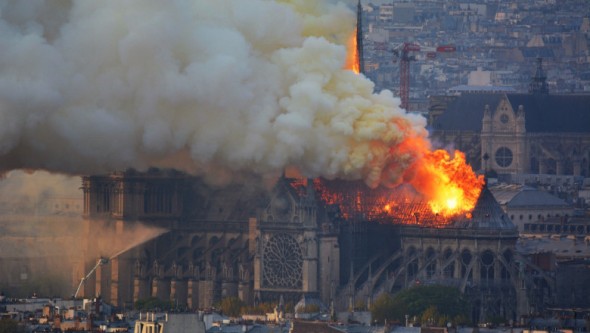 The Telegraph // Adevărul incredibil din spatele incendiului de la Notre-Dame. Gestul lui Macron
